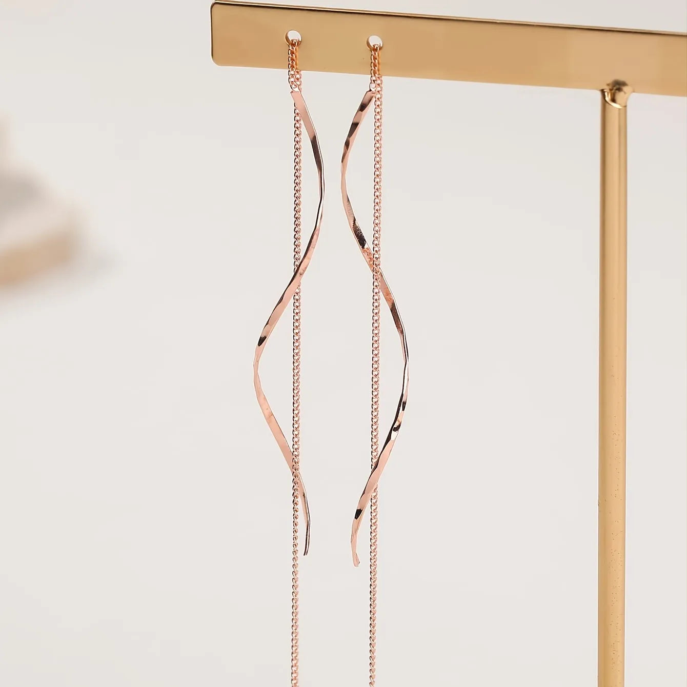 Dlouhé náušnice s vlnitým designem