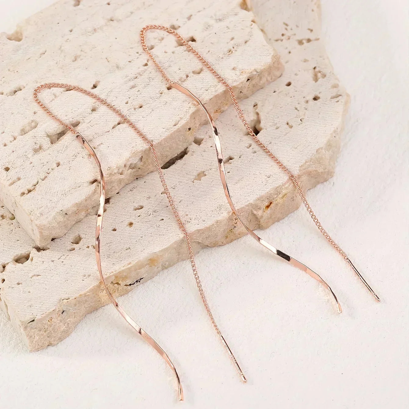 Dlouhé náušnice s vlnitým designem