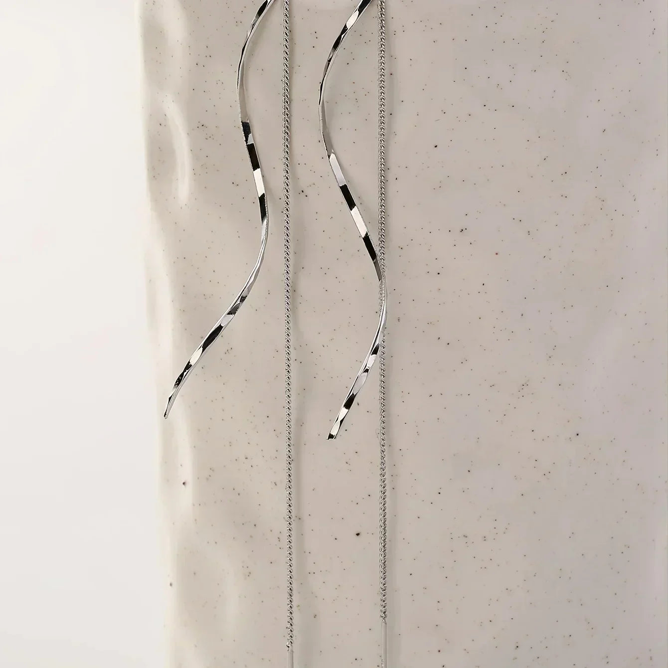 Dlouhé náušnice s vlnitým designem