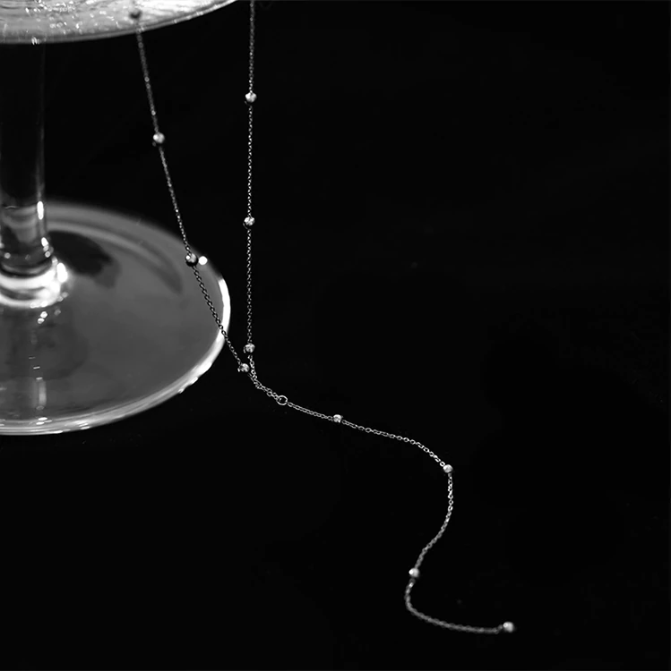 Náhrdelník s třásněmi na klíční kosti